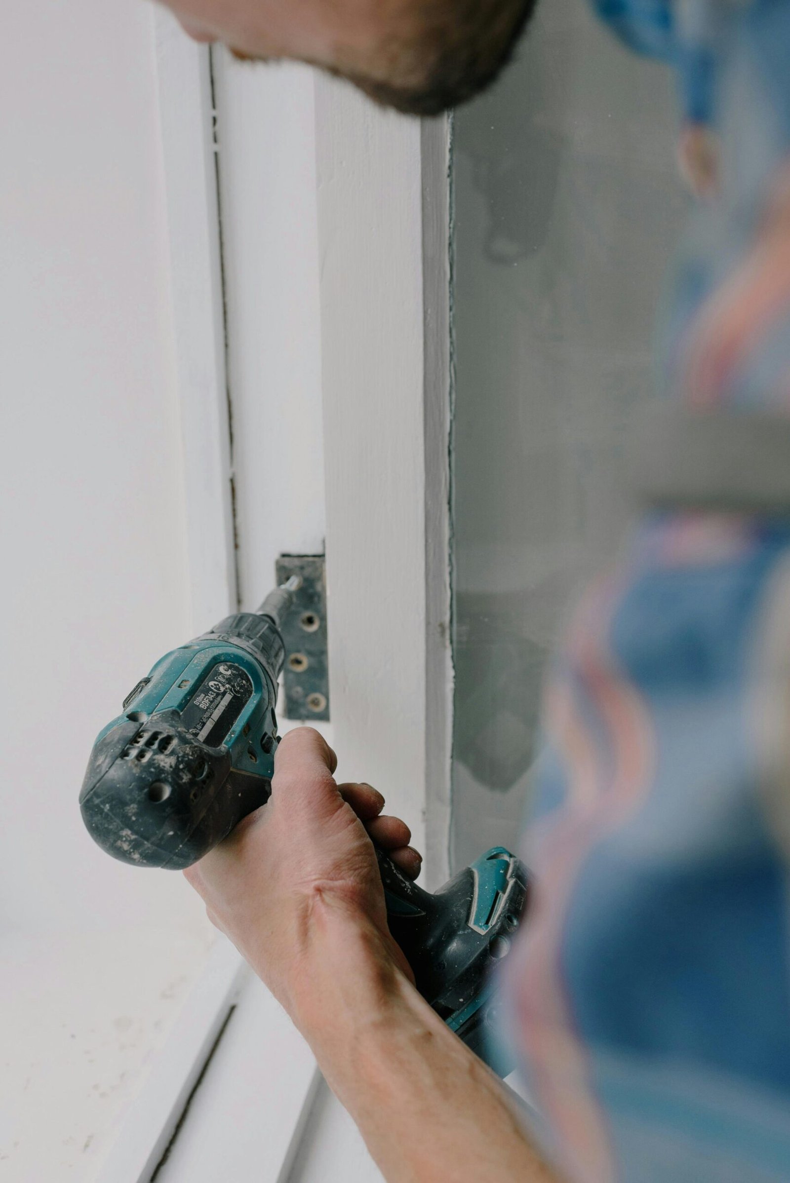 Drilling a hinge
